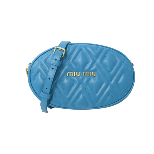 MIU MIU 金屬LOGO小牛皮菱形紋車線斜背包(藍)
